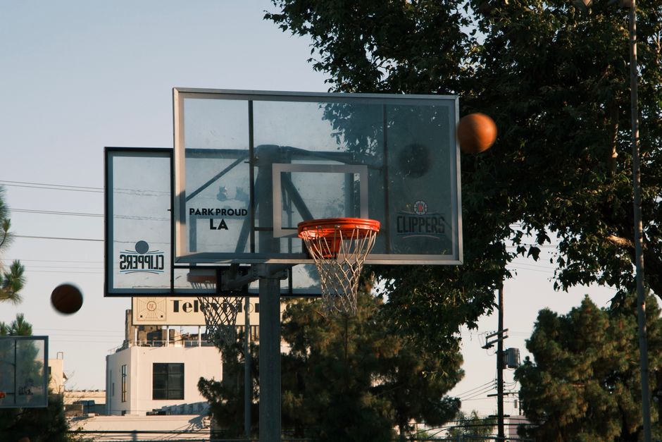 2026年NBA在线直播怎么选平台？我连看了三个月，聊聊画质延迟和收费这些糟心事-nba 在线直播